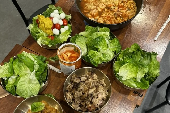 그릇에 담긴 상추와 샐러드를 위에서 본 모습